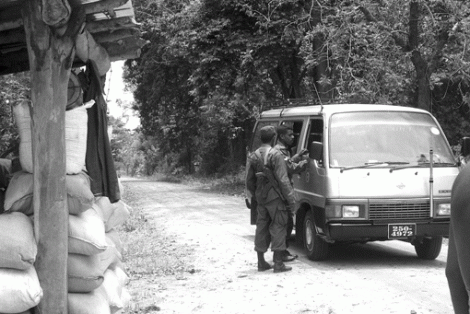 ki_1 스리랑카 동부 왈리까도 지�� 한 마을 입구에서 스리랑카 군이 들고 나는 차량을 검문하고 있다. (2005.4월/photo by Lee Yu Kyung)