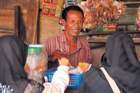 122336833658_200810081 빠따니 시내의 한 구멍가게를 겸한 찻집에서 무슬림 여성들이 물건을 사고 있다. 찻집은 ‘괴한’의 총격이 빈발하는 곳이다.(Photo by Lee Yu Kyung)