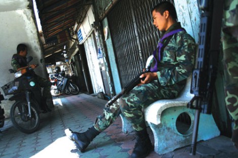 레드존’으로 분류된 얄라주 무앙 지구에서 경계를 서고 있는 보안군      (Photo by Lee Yu Kyung)