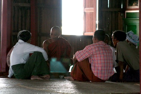 버마의 불교도들은 최소한 주 1회 사원을 찾아 승려와 음식을 나누고 인생 상담도 한다. 주민과 승려들은 모든 영역에서 밀착된 관계를 유지하고 있다 (Photo by Lee Yu Kyung)