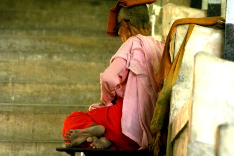 버마 제 2의 도시이자, 승려들의 도시로 불리는 만달레이의 명소, ‘만달레이 언덕’을 오르는 계단에 한 비구니 노승이 앉아 있다.(Photo by Lee Yu Kyung)