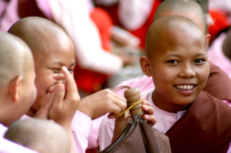 비구니 승려들. 9월 23일 이후 거리 시위의 뒷열을 이어가던 그들에 대한 폭력과 구속 상태를 증언해줄 자료들은 나타나지 않고 있지만 버마 군부 전문인 ‘성고문’의 우려가 나돌고 있다. (Photo by Lee Yu Kyung)