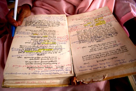 한 비구니 승려가 공부 중이다. 빼곡히 공부한 흔적이 책 바닥에 한 가득이다. (Photo by Lee Yu Kyung)