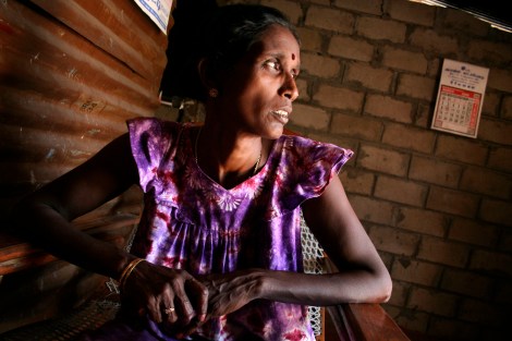 ‘언제까지 어리석음을 되풀이할 텐가?’ 사반세기 내전의 역사를 또 다른 폭력으로 마무리 지을순 없을 게다. 지난 3월21일 오후 스리랑카 동부의 한적한 시골 마을에서 한 타밀족 여성이 신산스런 표정으로 바깥을 내다보고 있다. (Photo by Lee Yu Kyung)