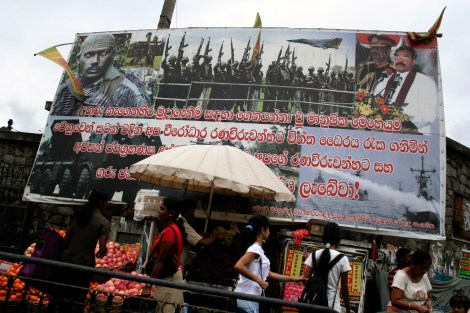 ‘타밀호랑이를 무찌르고 내전을 끝내겠다!’ 마힌다 라자팍세 대통령과 고타바야 라자팍세 국방부 장관 등의 얼굴 사진이 등장하는 대형 선전판은 수도 콜롬보는 물론 스리랑카 전역에서 쉽게 마주할 수 있다.(Photo by Lee Yu Kyung)