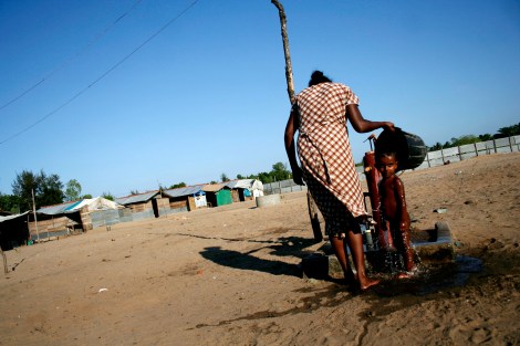 g_kokubilidps_090319_0295 Tamilische Kriegsflüchtlinge in der Ostprovinz Sri Lankas. Seit 2006 leben sie in Lagern, obwohl ihre Heimatorte angeblich bereits seit Mitte des Jahres 2007 »befreit« sind. (Foto : Carla Lee)