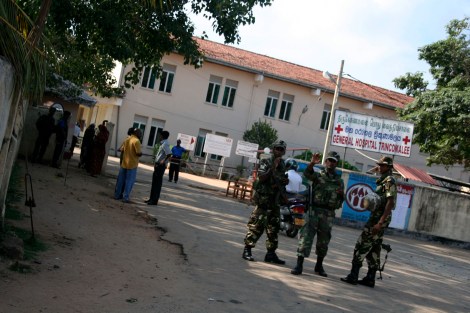 적십자 구호요원들이 전투 지역인 북부 와니에서 상태가 심한 부상자를 후송해 치료하는 동부 트링코 말리 종합병원. 주변에서 무장한 군인들이 경계를 서며 외부인의 출입을 철저히 통제하고 있다.(Photo by Lee Yu Kyung) 