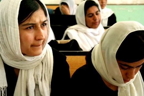 her1 이슬람 샤리아 율법을 강제로 적용시켜왔던 탈레반은 그들이 통치하던 시절(1996~2001) 여성교육을 금지하거나 종교 교육에 국한해왔다. 이런 탈레반의 극단적 조치들은 사실상, 아프간 전 인구의 50%를 넘는 파슈툰 족 사회의 ‘보편적인’ 전통에 기반한 것이다. 사진은 칸다하르의 자루구나 여학교 수업장면. (Photo by Lee Yu Kyung)