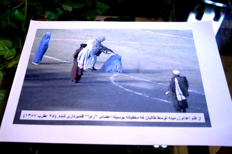 her2 탈레반 시절 여성의 공개처형 장면. (사진 출처 : 아프간 여성혁명위원회 / 필자 재 촬영) Source : RAWA photo / Retaken by Lee Yu Kyung
