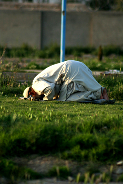 her5 칸다하르 시 외곽 한 잔디밭에서 무슬림 남성이 저녁 기도를 드리고 있다. 하루 다섯 번 기도를 드리며 쿠란의 가르침을 충실히 따르는 이런 모습은 아프간 전역에서 어렵지 않게 볼 수 있다. 그러나 “여성을 동등한 인격체로 존중하라”는 쿠란의 또 다른 가르침은 이슬람 근본주의의 영향력이 큰 아프간 부족 사회에서 찾아보기 힘들다. 여성의 활동을 제약하고 매매하는 부족 관습이 ‘이슬람’과 ‘전통’의 이름으로 정당화되기 때문이다. 그 근본주의를 키워 온 게 바로 80년대 ‘반공’ ‘반소’ 전선에 돈과 무기를 퍼부었던 미 제국주의다.(Photo by Lee Yu Kyung)