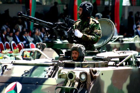 her6 4월 28일 무자히딘 승전 기념일은 국경일이고 화려한 군사 퍼레이드가 펼쳐진다. 10여 년 대소항쟁을 벌여 소련의 꼭둑각시정부를 몰아낸 무자히딘은 그러나 미국과 영국 등 서방의 적극적인 지원과 이슬람 근본주의라는 이념적 토대를 달고 성장해왔다. 아프간 대다수 여성들은 수십 년 이어진 전쟁과 종교근본주의의 영향으로 극단적인 억압을 벗어나지 못하고 있다. (Photo by Lee Yu Kyung)