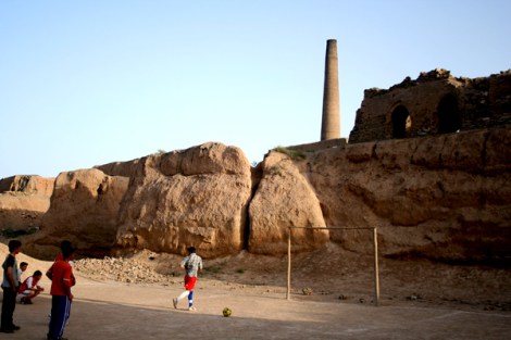 벌판에 우뚝 선 벽돌 공장의 굴뚝. 이란 수도 테헤란 외곽에 위치한 아프간 난민 촌의 상징적 그림이다. 이곳에서 난민들은 이동의 자유마저 제약당한 채 고립과 은둔의 생활을 하고 있다. (Photo by Lee Yu Kyung)