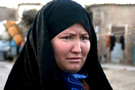 아프간의 소수민족이자 소수종교자인 하자랏 족 여인. 언어와 종교(시아 이슬람)때문에 이란으로 넘어온 하자랏족은 그러나 ‘무슬림 형제애’를 전혀 느끼지 못하고 있다.