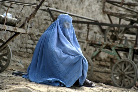10여 년 전에 끝난 내전의 흔적은 카불 곳곳에 여전히 남아 있다. 파괴된 현장 한 켠에서 부르카를 두른 두 과부 여인이 앉아 있다. 거리에서 동냥하는 여인들에게 부르카는 최소한의 자존심을 지켜주는 도구다. 이 여인들 대부분은 전쟁과부들이다. (Photo by Lee Yu Kyung) 