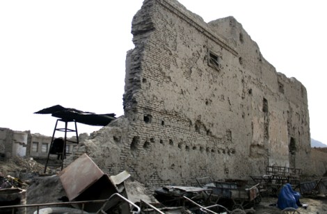 10여 년 전에 끝난 내전의 흔적은 카불 곳곳에 여전히 남아 있다. 파괴된 현장 한 켠에서 부르카를 두른 두 과부 여인이 앉아 있다. 거리에서 동냥하는 여인들에게 부르카는 최소한의 자존심을 지켜주는 도구다. 이 여인들 대부분은 전쟁과부들이다 (Photo by Lee Yu Kyung)