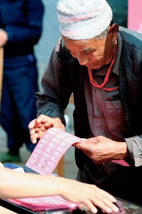 ‘마침내 새날을 연다.’ 두 차례 연기된 끝에 네팔 유권자들이 제헌의회 구성을 위한 투표에 나섰다. 4월10일 수도 카트만두의 투표소에서 한 네팔 유권자가 각 정당의 기호가 그림으로 그려진 투표용지를 골똘히 들여다보고 있다. (Photo by Lee Yu Kyung)