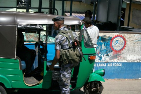 An keiner der vielen Straßenkontrollen in Colombo (oben) wird der »Weiße Van« gestoppt.(foto by Carla Lee) 