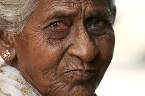 ljh_090615_122630_66293_2 스리랑카 분쟁의 역사는 60년이다. 전반 30년은 비폭력 정치투쟁으로 후반 30년은 민족해방투쟁으로 저항해온 타밀인들의 현대사를 온 몸으로 경험한 이 노인은 2년전 전쟁이 끝난 동부 고향으로 돌아가지 못한 채 피난민 캠프에서 3년째 지내고 있다. (Photo by Lee Yu Kyung)