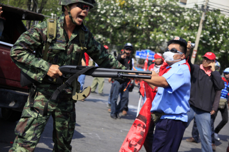 Hundreds of red shirts protester clashed with armed soldiers near government house midday of April 10, as they were blocked their way for Phan Fa bridge, where red shirts’ main stage has been set up. (© Lee Yu Kyung 2010) 
