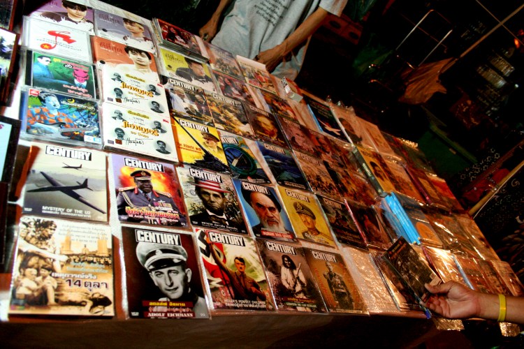 타이 방콕의 ‘노란 셔츠’(PAD) 시위 현장에서 판매 중인 역사 인물 DVD. 유독 히틀러를 다룬 것이 많다. 타이 특유의 ‘암맛’(지배 엘리트) 경배 풍조가 낳은 ‘마초 사회’의 성격이 드러나는 현상이다. (Photo by Lee Yu Kyung) 