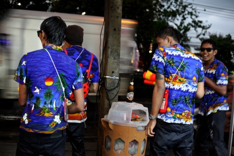 송크란물축제기간 유니폼처럼 옷을 맞춰입은 젋은이들이 맥주 한모금과 물싸움을 병행하며 즐거워하고 있다. (Photo © Lee Yu Kyung) 