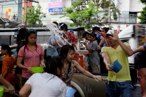송크란 새해 물축제기간 타이 전역은 물바다가 된다. 복을 기원하며 물세례를 가하던 전통은 그러나 높은 음주사고와 과도한 물싸움으로불편해지는 기간이기도 하다. (Photo © Lee Yu Kyung) 