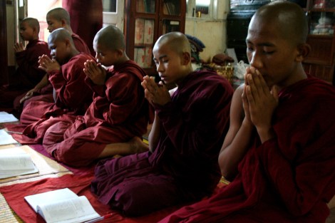 버마 중부의 작은 타운 포코쿠에서 novice 승려들이 명상과 학습에 심취해있다. 2007년 샤프란 혁명의 진원지였던 포코쿠를 포함하여 소위 반독재 혁명에 나섰던 승려 그리고 버마의 민주야당 세력들 중 상당수가 무슬림들에 대한 혐오나 불교애국주의 폐해를 고스란히 발현하고 있다. (Photo © Lee Yu Kyung)   