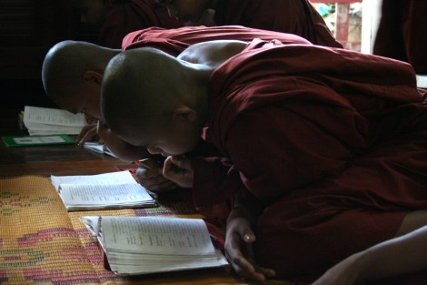 Novices in one of monasteries in Pokoku, Central Burma are studying and praying. Pokoku was one of pioneering towns of the monks-led Saffron revolution in 2007. Yet, some revolutionary monks have demonstrated their deeply-rooted hatred towards Muslims, which phenomenon can be seen among former political prisoners and activists. (Foto © Lee Yu Kyung) 
