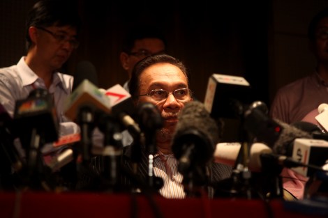 말레이시아 야권연대 '인민동맹' (PR)을 사실상 이끌고 있는 안와르 이브라힘. 13대 총선이 치뤄진 5월 5일 안와르는 다른 야당 대표들과 함께 자정을 넘겨서야 기자회견장에 나타났다.  여권연정 민족전선 (BN)이 승리한 것으로 윤곽이 드러날 무렵이었기에 피곤하고 쓰라린 표정들이 역력했다. (Photo by Lee Yu Kyung)   