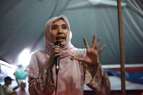 Nurul Izzah Anwar, a daughter of Anwar Ibrahim, on mobile campaign tour in her constituency in Lembah Pantai. She’s regained her seat for second term. (Photo © Lee Yu Kyung) 