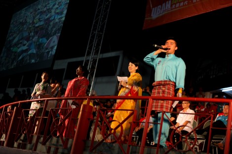 Malay, Chinese and Indian (Tamil)  together moderated opposition’s rally a day before the polling day. Due to multi ethnicities, racial politics have been always played out although there have been much efforts to extinguish racism or politics on race. (Photo  © Lee Yu Kyung) 