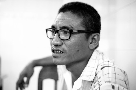 ‘’로힝야는 원래 이 나라 시민이었다’’. 시민권을 박탈당한 로힝야 문제를 두고 2007년 샤프란 혁명의 핵심 주동자 우 감비라 (U Gambhira)가 입을 열었다. 그는 샤프란 혁명 후 68년형을 선고 받고 수감생활 중 2012년 1월 대통령 특별 사면으로 석방되었지만 받아주는 사원이 없어 승복을 벗었다. 옛 이름Ko Nyi Nyi Lwin으로 돌아온 전 승려 혁명가. 로힝야 시민권을 인정하는 그의 발언은 버마주류 사회에서 ‘혁명적’ 목소리임이 분명하다. (Photo © Lee Yu Kyung 2013) 