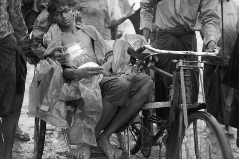 폭력 사태 만 하루가 지나도록 방치된 부상자들이 스스로 이동 중이다. 일부 난민들에 따르면 경찰이 부상자를 경찰 초소안에 가두고 저녁 늦게나 다음날에 풀어줬다고 말한다. (Photo © Lee Yu Kyung 2013)