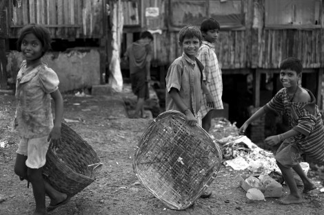 아라칸 주 시뜨웨 시장 뒷편에서 일하고 있는 아이들. 일부는 야채더미에서 쓸만한 양파와 고추를 고르기도 한다. 이 아이들은 아라칸 주의 또 다른 인종 ‘마라마지 (Maramagy)’다. 마라마지는 외모면에서는 로힝자나 다른 무슬림들과 유사하지만, 종교는 주류 라까잉 족과 같은 불교다. 지난 해 학살 당시 마라마지 커뮤니티에서도 소수의 피해자가 발생했던 것으로 알려진다. (Photo © Lee Yu Kyung 2013)