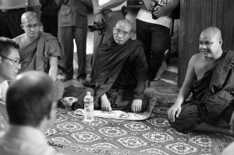 28.8월 버마를 방문한 유엔인권대사 토마스 콴타나가 시뜨웨 쉐자디 사원에서 승려들과 면담 중이다. 2007년 샤프란 혁명 당시 시위대 앞열을 채우던 이 승려들은 라까잉 민족주의로 무장된 이들이다. ‘벵갈리’ (‘로힝야’를 부정하는 경멸적 호칭) 에 편향적인 유엔대사에게 자신들의 입장을 설명하고 있다. (Photo © Lee Yu Kyung 2013)