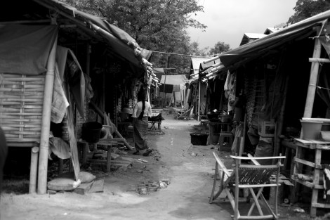 멕띨라 학살 후 반년 가까이 흘렀지만 무슬림 난민들은 언제 살던 땅으로 돌아갈 수 있을지 기약이 없다.  8월말 현재 4개의 피난민 (IDPs) 캠프에는 약 4천명의 난민들이 머무를 것으로 알려져 있다. 이중 정부가 관리하는 3개의 캠프는 이동의 자유가 제약받고 있다. (Photo © Lee Yu Kyung 2013)