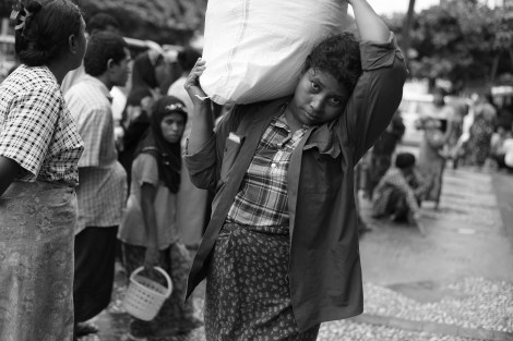 라마단 기간 랑군 시내 한 무슬림 엔지오에서 주변 빈곤 계층에게 구호식량을 배급하고 있다. 무슬림 커뮤니티의 자선활동은 라마단 기간 더욱 강화된다. (Photo © Lee Yu Kyung 2013)