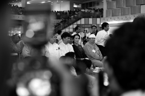 랑군 88항쟁 기념식장에 야당 민족민주동맹 (NLD)대표 아웅산 수치와 88세대 대표 민코나잉이 나란히 앉았다. 학살 책임자들을 계승한 정부를 기념행사에 초청하는 관용을 보인 ‘88세대’ 주요 활동가들은 아라칸 주의 분리차별정책을 두고 ‘폭력예방’용이라 두둔한다. 코코지 (Ko Ko Gyi)로 대표되는 88세대 주류의 강한 민족주의 성향은 로힝자, 무슬림 문제에 대해 ‘반동적’ 입장을 반복하고 있다. (Phhoto © Lee Yu Kyung 2013)