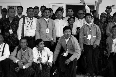 버마 개혁 2년. 화기애애한 분위기는 무장 그룹과 정부와의 휴전, 평화협상에서 극에 달한다. 88항쟁 이후 이웃국가 국경 정글로 피신하여 무장투쟁을 벌여온 버마학생민주전선 (ABSDF)은 지난 8월 5일 주 단위 휴전협정을 맺은 후 88세대 대표등과 손을 잡고 기념촬영 중이다. ABSDF는 이어 8월 10일 연방단위 휴전협정을 맺음으로써 전면적 휴전에 들어갔다. (Photo © Lee Yu Kyung 2013)