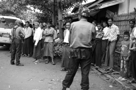 체크포인트와 철사망으로 둘러쳐진 아웅 밍갈라는 구역 안에도 무장 군경들이 주둔하고 있다. (Photo © Lee Yu Kyung 2013)