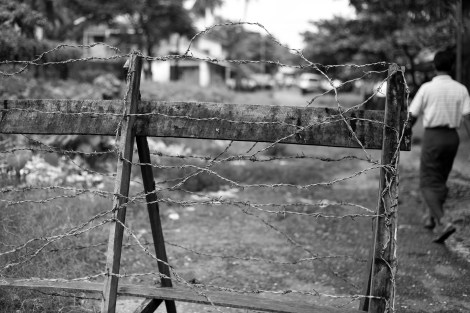 2012년 버마 서부 아라칸 주에서 발생한 반 로힝야/무슬림 학살 이후, 주도(主都) 시뜨웨 시 ‘아웅 밍갈라’는 마지막 무슬림 구역으로 남아 있다. 체크포인트와 철조망으로 막힌 이 구역안 무슬림들은 안팎으로 들고날 이동의 자유가 없다. (Photo © Lee Yu Kyung 2013) 