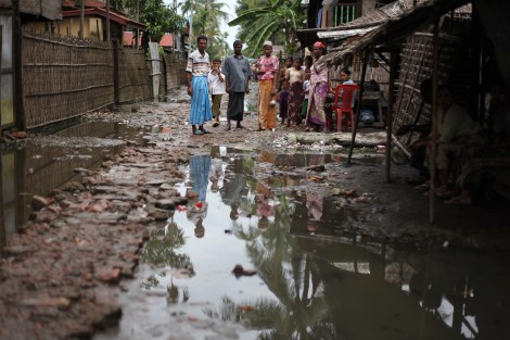 아라칸 주 시뜨웨시에 마지막 남은 무슬림 구역, 아웅 밍갈라는 보안군의 체크포인트와 라까잉 불교도들 마을로 둘러쌓여 있다. 이동의 자유가 제한되고, 생필품이나 구호물자를 정상적으로 조달받지 못하는 아라칸 주 어디서건 또 한 번의 반 무슬림 폭동이 발생하면 대단히 위험해질 시한폭탄구역이라 해도 과언이 아니다. (Photo © Lee Yu Kyung) 