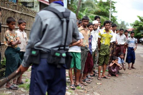 아라칸 주 시뜨웨시에 마지막 남은 무슬림 구역, 아웅 밍갈라는 보안군의 체크포인트와 라까잉 불교도들 마을로 둘러쌓여 있다. 이동의 자유가 제한되고, 생필품이나 구호물자를 정상적으로 조달받지 못하는 아라칸 주 어디서건 또 한 번의 반 무슬림 폭동이 발생하면 대단히 위험해질 시한폭탄구역이라 해도 과언이 아니다. (Photo © Lee Yu Kyung) 