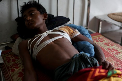 8월 9일 시뜨웨 외곽에 위치한 로힝자/무슬림 난민 캠프에서 경찰의 발포로 최소 2-3명이 사망하고 10여명이 부상을 입었다. 캠프와 인근 무슬림 거주지역 내 치안담당으로 주둔하는 경찰 대부분이 전 국경 경찰 나사까(NASAKA) 출신인 것으로 알려진 가운데 로힝자 무슬림들에겐 버마 군인보다 나사까가 더 두려운 존재다.  (Photo © Lee Yu Kyung)