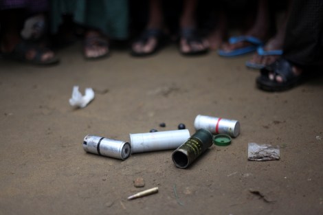 8월 9일 오후 2차 폭력사태가 발생한 보두바 캠프에 남겨진 총탄들. ‘고무총탄만 쐈다’는 캠프 밖 일부 소문과 달리 고무탄, 실탄 등 골고루 사용되었다. (Photo © Lee Yu Kyung) 