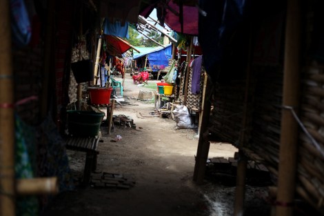 멕띨라 학살 후 반년 가까이 흘렀지만 무슬림 난민들은 언제 살던 땅으로 돌아갈 수 있을지 기약이 없다.  8월말 현재 4개의 피난민 (IDPs) 캠프에는 약 4천명의 난민들이 머무를 것으로 알려져 있다. 이중 정부가 관리하는 3개의 캠프는 이동의 자유가 제약받고 있다. (Photo © Lee Yu Kyung 2013)