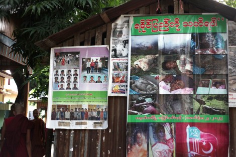 마수에인 사원 주지승인 우 위라뚜의 거처 앞에는 지난 해 아라칸 주 폭력당시 불교도 피해자들의 잔혹한 대형 사진이 전시되어 있다. (Photo © Lee Yu Kyung 2013)