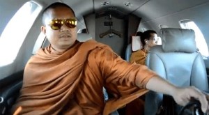 최근 인터넷에 공개돼 비난이 빗발친 타이 승려 루앙 푸 넨캄(앞줄)의 제트기 여행 동영상. 이 제트기는 1회 탑승료가 우리 돈으로 1천만원이 넘는다.유튜브 동영상 화면 갈무리