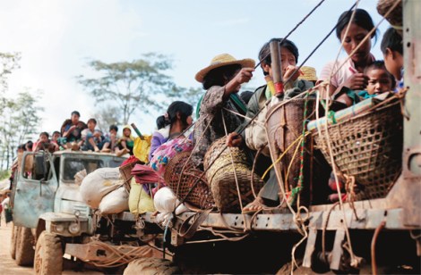 카친의 비정부기구(NGO) 들이 피란민 수송을 위해 제공한 구형 트럭들에는 안전장치가 없다. 피란민들은 짐칸 위에 얼기설기 엮은 밧줄에 의지해 험한 산길을 오간다. (Photo © Lee Yu Kyung 2013) 
