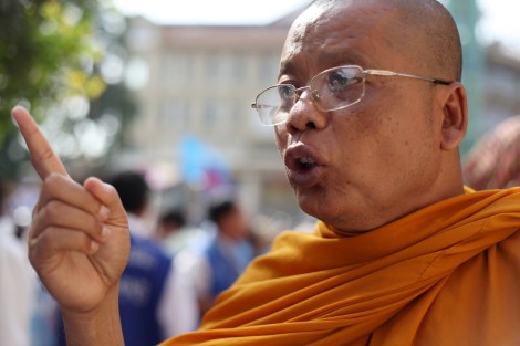Monks are among opposition supporters on January 14 in front of Phnom Penh court. (Photo © Lee Yu Kyung)